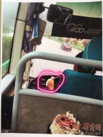 大巴司机开着车抽烟嗑瓜子吃香蕉 被罚100元记2分 - 西安网
