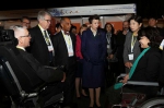 张海迪陪同英国安妮公主参观西安美院听障青年艺术作品 - 残疾人联合会
