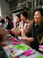 省市区妇联深入社区开展11.25反家暴日宣传活动 - 妇联