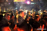 跨年直播：西安市民零点抢上头柱香为新一年祈福 - 西安网