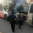 西安小伙公交上拍小偷行窃遭群殴 4嫌疑人被抓捕 - 华商网