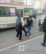 陕西少年公车上指认小偷 却遭拉下车群殴 - 西安网