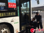 公交司机体验轮椅乘客乘车 - 三秦网