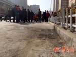 咸阳世纪大道一小区门口 一环卫工被烧身亡 - 中国在线