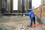 雁环中路一楼盘40多栋楼停工 有一部分只挖了个坑 - 中国在线