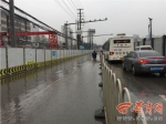 降雨致积水漫入施工基坑 昆明路东口临时交通管制 - 中国在线
