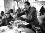 周至一村民家中自办爱心餐 一天两餐请老人免费吃 - 中国在线