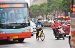 非机动车道越来越窄 自行车:我的路在哪里 - 陕西网