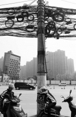 空中布满线缆影响城市环境市民呼吁 撕掉城市“蜘蛛网” - 三秦网