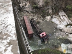 丰裕口一大货车坠入30米深河道 车上2人一死一伤 - 陕西网