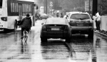 多种因素致骑行坎坷 市民呼吁给自行车更多路权 - 三秦网