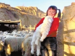 孩子抱着刚吃完草料的羊羔子 - 农业厅