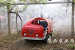 无人驾驶果园喷雾机演示现场 - 农业厅