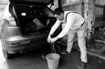 男子花近30万买的车漏水 遇到雨天出门不敢开车 - 陕西网