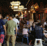 夜幕下的西安书院门变回民街 烤肉串串挤走书香 - 华商网