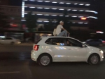 西安街头男女深夜坐车顶兜风 危害公共安全被罚 - 华商网