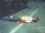 绕城高速一男子躺在货车旁 头部流血受伤严重 - 华商网