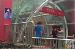 地铁二号线龙首原站一男子挥舞菜刀 被民警制服 - 华商网