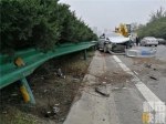 西安市绕城高速曲江段内环方向发生交通事故 一辆小轿车受损严重 - 古汉台
