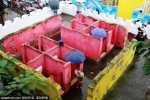 重庆一景区设露天厕所 女游客撑伞如厕遮羞 - 西安网