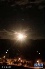 ***_***2017年10月4日中秋节夜晚，云南大理，许多朋友拍到疑似“火流星”的画面。它亮度忽明忽暗，持续数秒。最亮的时候，连满月都不如它。（视频截图） - 西安网