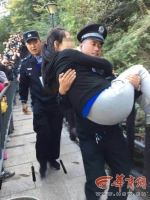 一孕妇在爬华山途中身体不适 华阴民警将其护送下山并送医就诊 - 古汉台