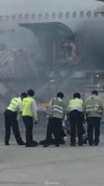香港机场一客机装货时发生火灾 烟雾弥漫 - 西安网