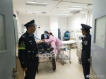渭南老人街头突发脑出血晕倒 民警立即联系120急救车辆将其送往医院 - 古汉台