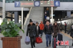 青藏铁路公司10日对外表示，将于本月12日零时起，实行新的列车运行图，新增多趟旅客列车，压缩部分旅客列车运行时间。图为西宁站内。　罗云鹏 摄 - 古汉台