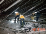 陕北迎来入秋以来首场降雪 铁路部门迅速扫除铁道积雪 - 古汉台
