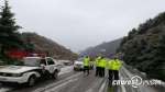 秦岭普降雨雪影响通行 交警劝返无防滑措施车辆 - 华商网