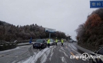 秦岭普降雨雪影响通行 交警劝返无防滑措施车辆 - 华商网