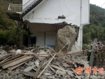 岚皋县一山体飞下巨石砸中民房 有两米多高 - 西安网