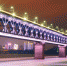航拍“万里长江第一桥”武汉长江大桥 灯光璀璨照亮江面 - 西安网