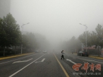 10月19日清晨咸阳市区浓雾锁城 目测能见度只有百余米 - 古汉台