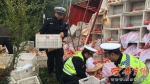 铜川拉苹果的货车侧翻警民救援 - 古汉台