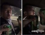 　出租车司机边开车边举酒嗨唱“出租车（司机）随便喝”。（视频截图） - 古汉台