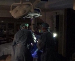 波多黎各遭飓风1月后仍停电 医生手术手机照明 - 西安网