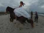 美国一新娘骑马拍照 不料马儿挣脱缰绳将其摔下 - 西安网