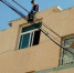 咸阳市旬邑县一少年爬上自家三楼楼顶跳楼自杀 民警机智救援 - 古汉台