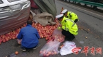 货车高速侧翻苹果散落 铜川高速交警帮车主捡拾苹果 - 古汉台