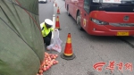 货车高速侧翻苹果散落 铜川高速交警帮车主捡拾苹果 - 古汉台