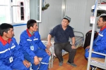 贾能文与维吾尔族员工深入交流。 - 西安网