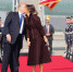 特朗普抵达驻韩美军基地 献吻第一夫人当众撒狗粮 - 西安网