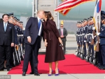 特朗普抵达驻韩美军基地 献吻第一夫人当众撒狗粮 - 西安网