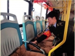 西安一女司机给公交车座装棉垫子 已坚持8年 - 华商网