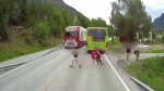 惊险！挪威小男孩横穿马路与疾驰卡车擦身而过 - 西安网