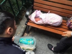 女婴被弃公园 警方通过监控寻回父亲:我已有仨女儿 - 西安网