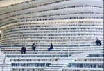天津滨海图书馆34层书山刷屏网络:将放130万册书 - 西安网