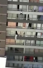 智利女子从9楼坠下 男子英勇当肉垫救其一命 - 西安网